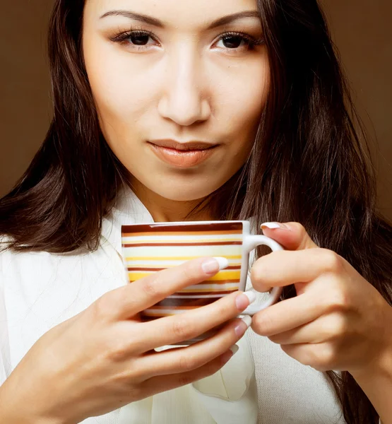 アジアの女性のコーヒーやお茶を飲んだ — ストック写真