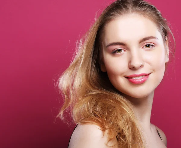 Blonde Frau über rosa Hintergrund — Stockfoto