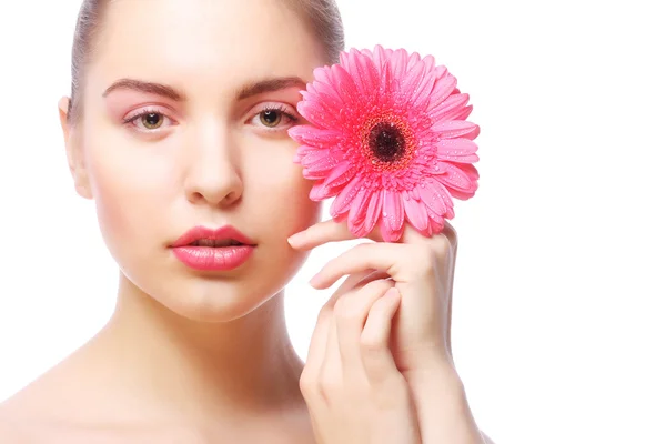 Mujer con flor de gerber rosa — Foto de Stock