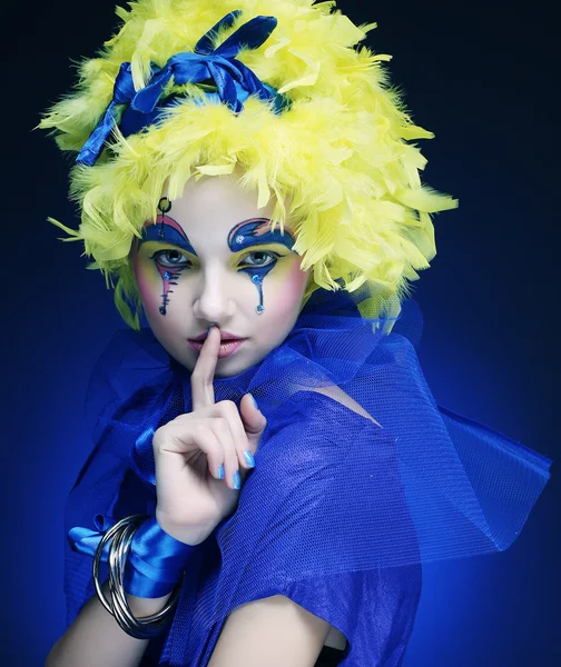 Woman with yellow wig feather — Stock Photo, Image