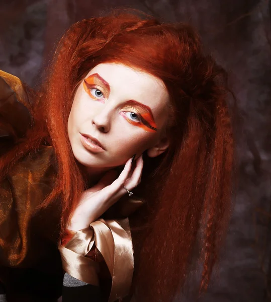 Redhair γυναίκα με φωτεινά δημιουργικό συνθέτουν — Φωτογραφία Αρχείου