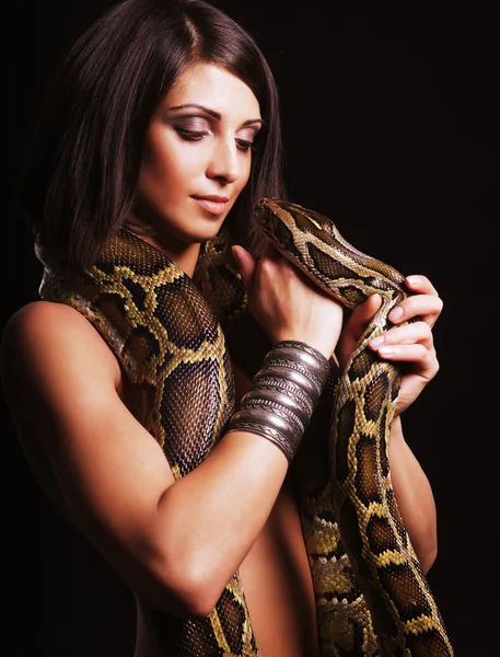 Belle femme avec un serpent — Photo