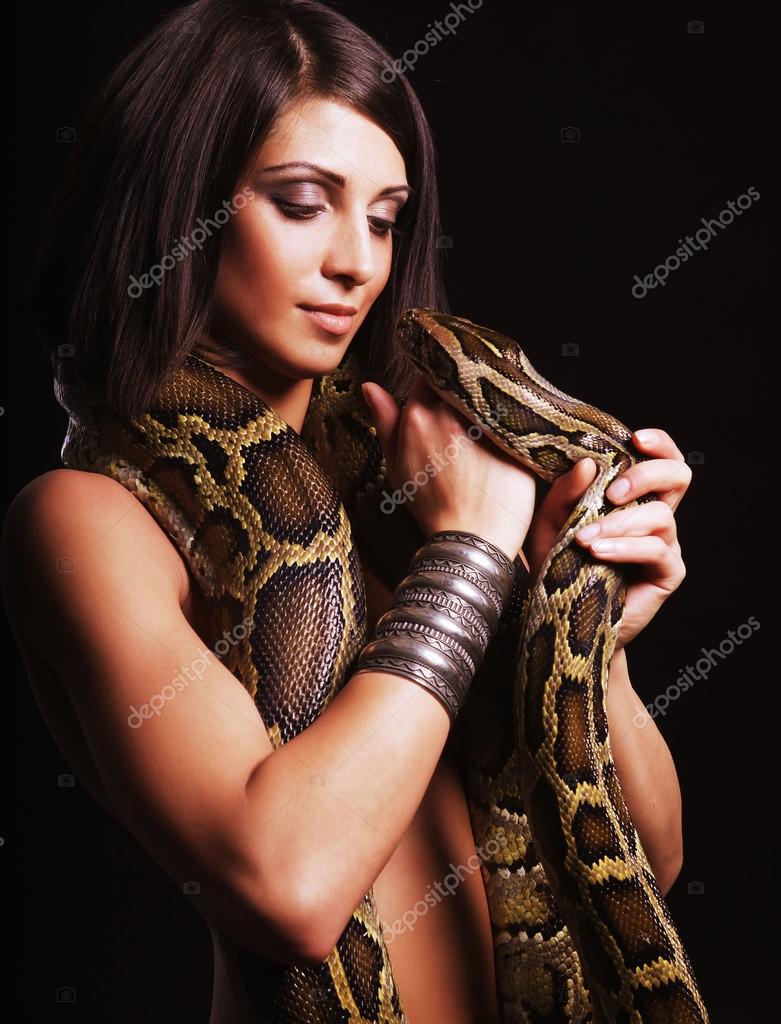 Belle Femme Avec Un Serpent Image Libre De Droit Par Kanareva