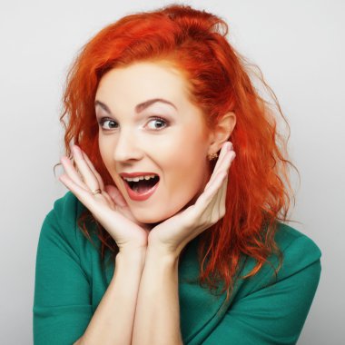 Güzel, genç, şaşkın kadın.