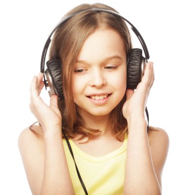 Kız kulaklık düzenliyor