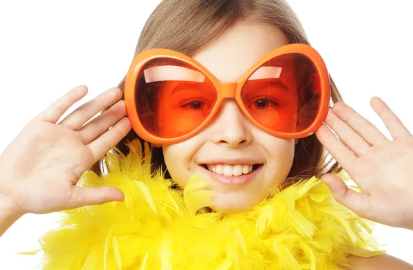 Eğlenceli turuncu carnaval gözlüklü küçük kız — Stok fotoğraf