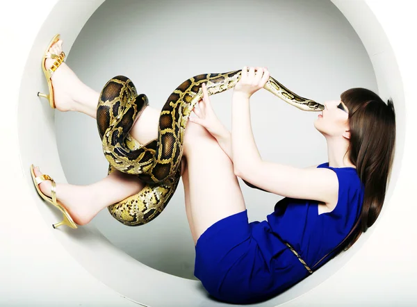 Mujer en vestido azul con Python — Foto de Stock