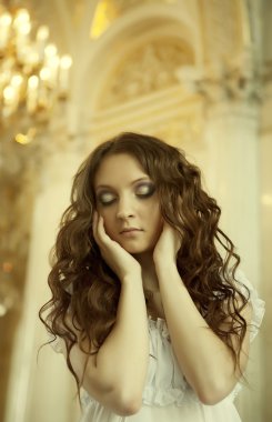 Beyaz elbiseli güzel genç Victoria Bayan