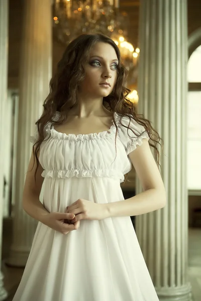 白いドレスの若いビクトリア朝の女性 — ストック写真