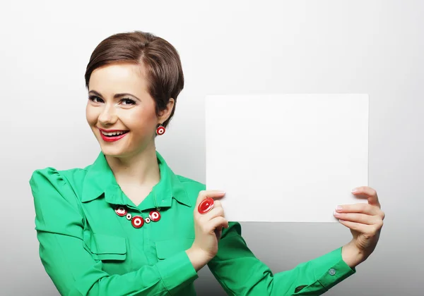 Junge lässige Frau glücklich mit leerem Schild — Stockfoto