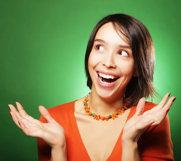 Mujer expresión joven sobre fondo verde — Foto de Stock