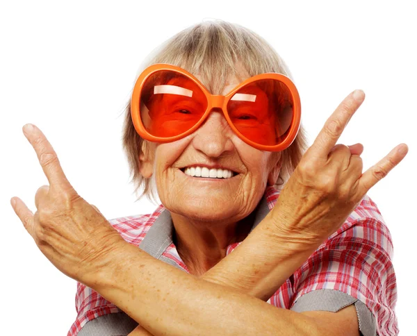 Femme âgée portant de grandes lunettes de soleil — Photo