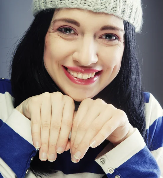 Junge Frau mit lustigem Winterhut — Stockfoto