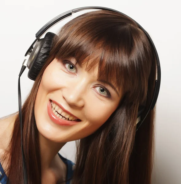 年轻快乐的女人，戴着耳机 — 图库照片