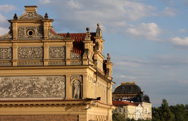 Weergave van monumenten uit de rivier in Praag. — Stockfoto