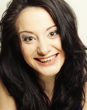 Gülümseyen esmer portreyi kapat.