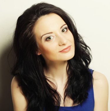 Gülümseyen esmer portreyi kapat.