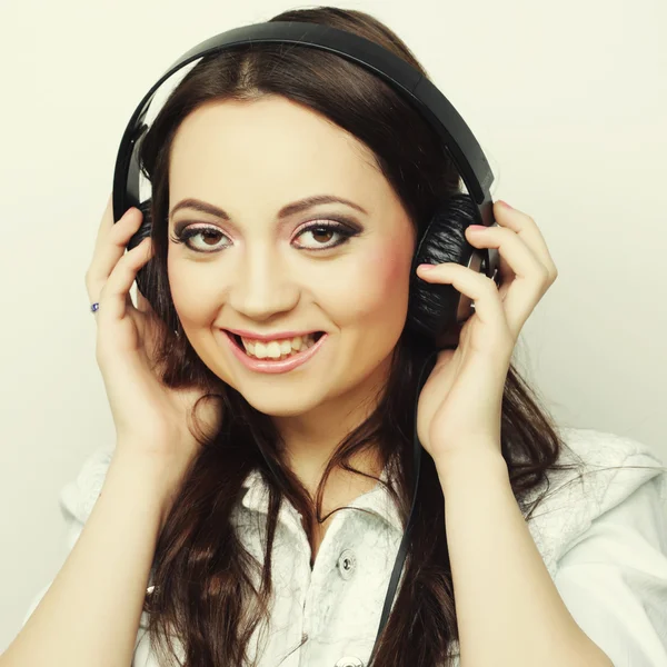 Jeune femme avec écouteurs écouter de la musique — Photo