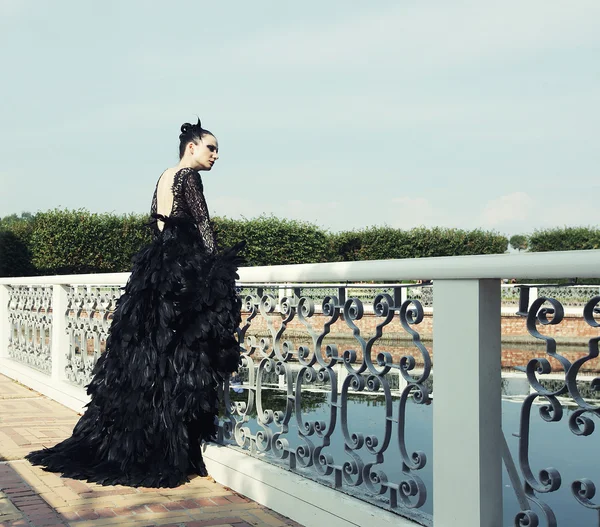 Princesa oscura en el puente . — Foto de Stock