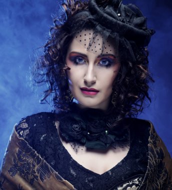 Elegance womna parlak makyaj ile.