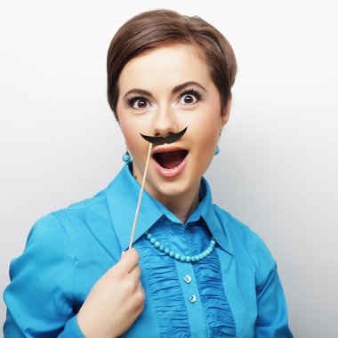 Sahte bıyık giyen kız.