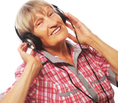 Müzik dinleyen yaşlı bir kadının portresi