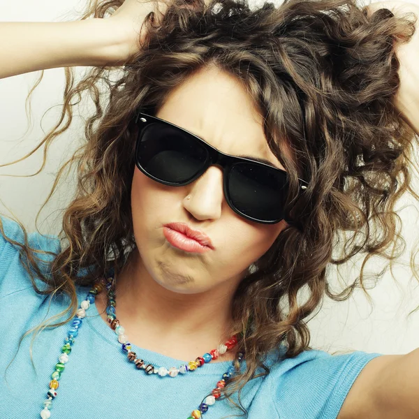 Lycklig tonåring tjej med solglasögon — Stockfoto