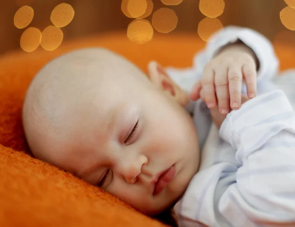 Klidné dítě ležící na posteli — Stock fotografie