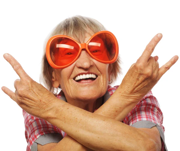 Seniorin mit großer Sonnenbrille — Stockfoto