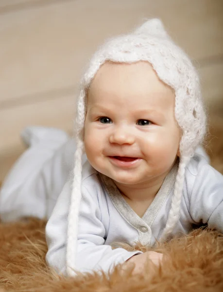 Adorable bebé en sombrero blanco —  Fotos de Stock