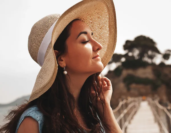 橋のポーズ夏帽子を持つ若い女性 — ストック写真
