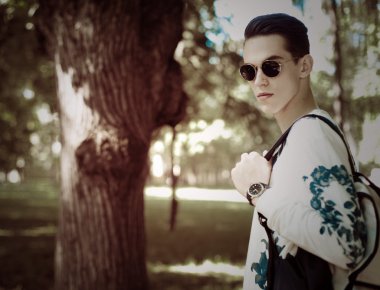 Şık delikanlı. Açık.