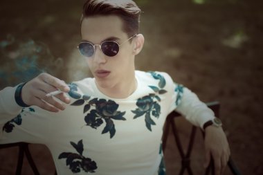 Şık delikanlı. Açık.