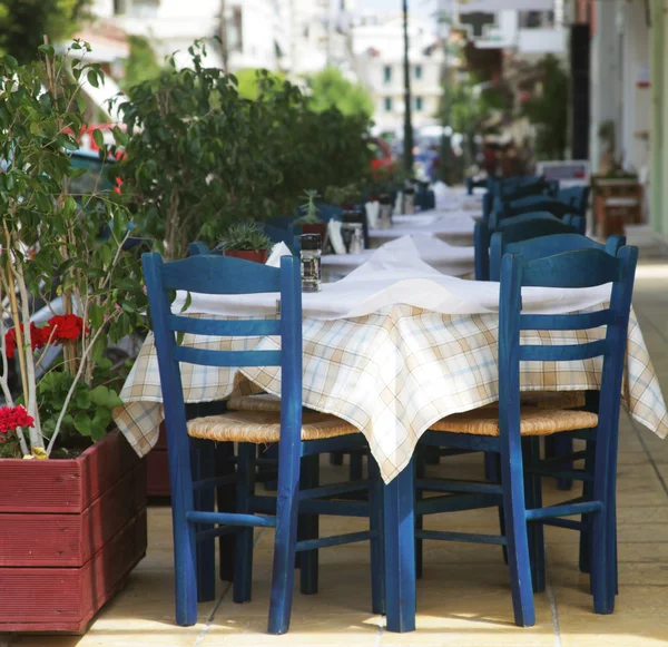 Sillas azules en un café griego en Zakinthos — Foto de Stock