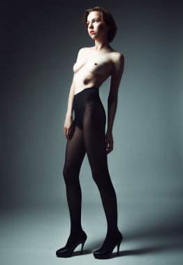 Kısa sarı saçlı, zarif çıplak kadın..