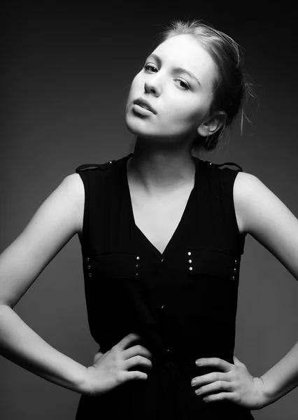 Fiatal divat szőke nő fekete ruha — Stock Fotó