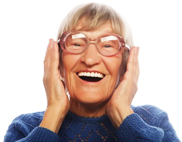 Χαρούμενη έκπληκτη ηλικιωμένη γυναίκα που κοιτάει την κάμερα — Φωτογραφία Αρχείου