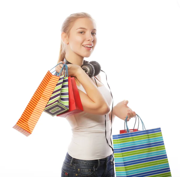 Jovem mulher sorridente feliz com sacos de compras — Fotografia de Stock