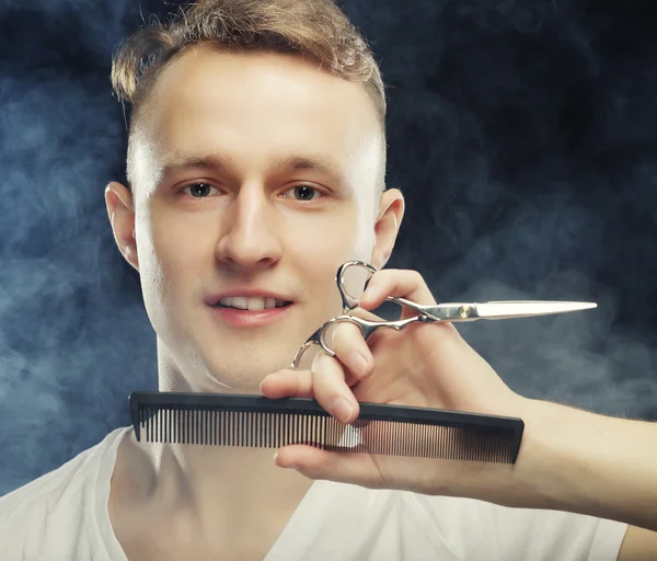 Young t hairstylist looking at camera — Stock Photo, Image