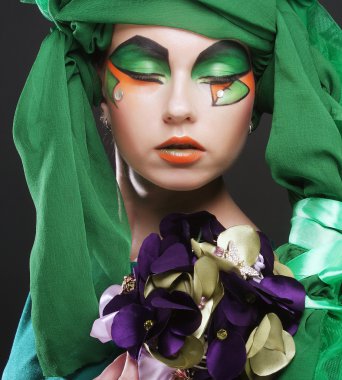 Yaratıcı makyajlı kadın