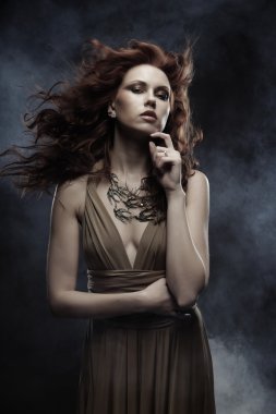 parlak kırmızı kıvırcık saçlı kadın