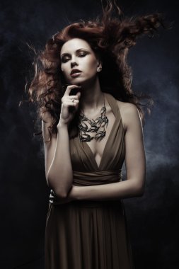 parlak kırmızı kıvırcık saçlı kadın