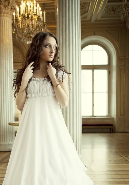 Bela jovem senhora vitoriana em vestido branco — Fotografia de Stock