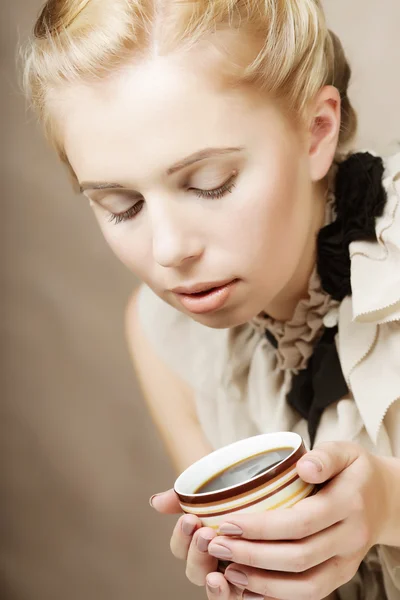 若者はかなり女性のコーヒーを飲む — ストック写真