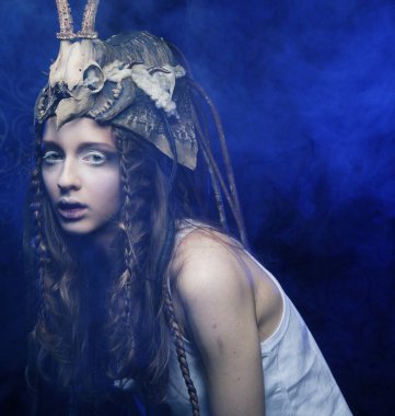 Yaratıcı saç stili ve parlak makyajlı bir model.