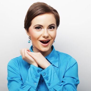 Güzel, genç, şaşkın kadın.