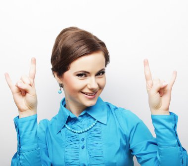 Başarılı kız başparmağını iki eliyle kaldırır.