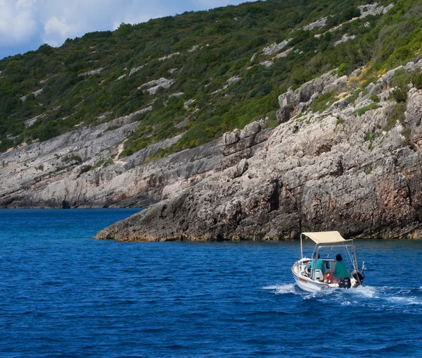 Un pequeño barco de pesca atado en el puerto en un hermoso mar — Foto de Stock