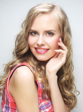 Genç, şehvetli sarışın kadın portresi..