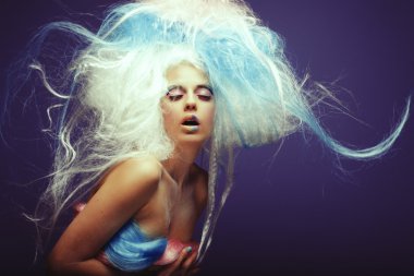 moda model parlak makyaj ile